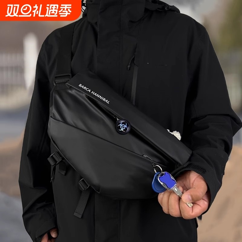 男士斜挎包通勤包胸包男款邮差包骑行包机车背包运动男生单肩包潮