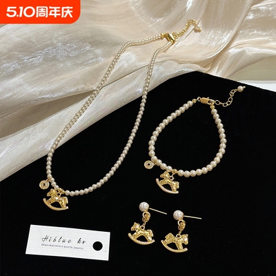 高级感小马吊坠项链时尚百搭轻奢小众锁骨链耳钉手链女毛衣金色