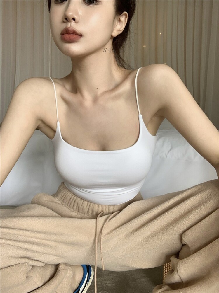 여름에 밖에서 입는 여성을 위한 흰색 작은 캐미솔 가슴 패드가 있는 튜브 탑 바닥이 있는 짧은 스타일 핫 걸 탑 트렌디하고 직접 가져오세요