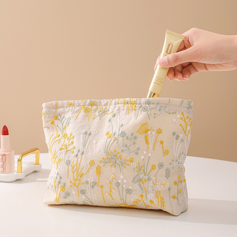 小红书超火刺绣化妆包大容量护肤品姨妈巾收纳袋旅行便捷手拿小包