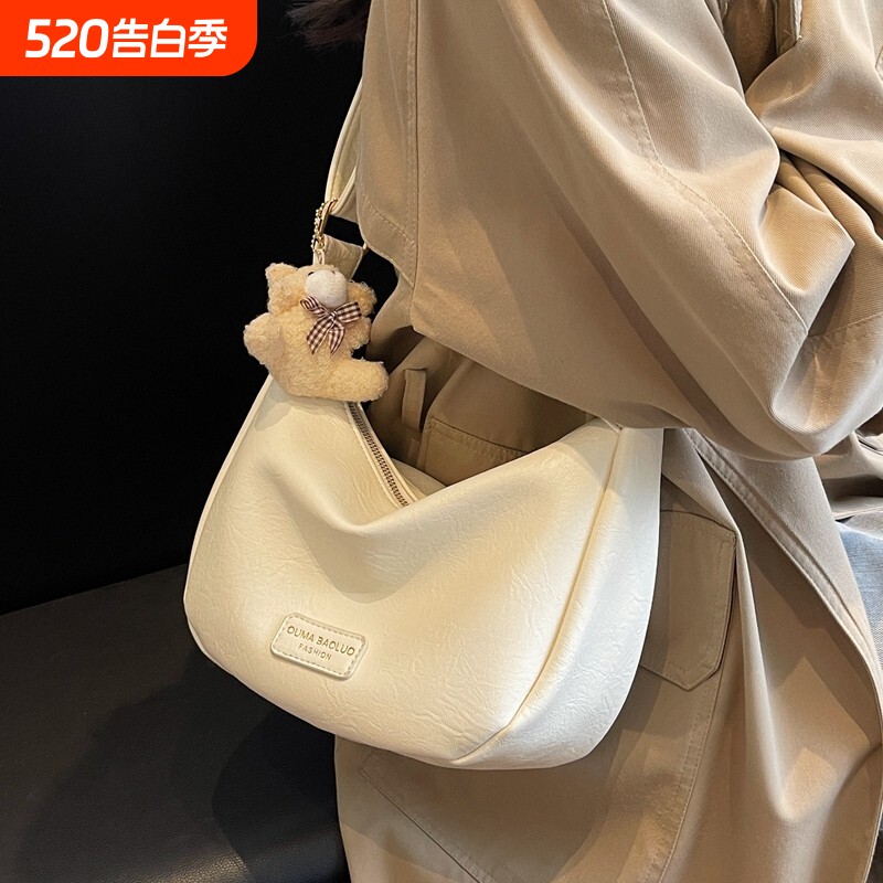 今年流行包包女秋冬通勤单肩包休闲百搭简约大容量斜挎饺子包白色