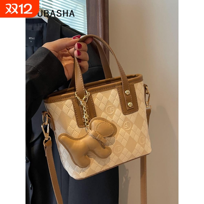 爆款小包包女式2025新款高级感轻奢小众斜挎包百搭超火手提水桶包