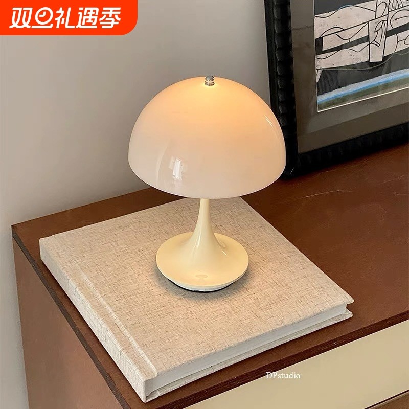 无线台灯卧室夜水母充电风灯韩床头灯小夜灯法式奶油客厅家居照明