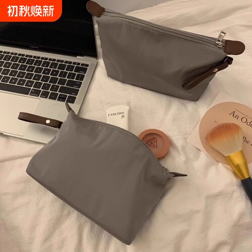 简约复合布化妆包收纳包旅行便携化妆品手提饺子包防水洗漱袋手拿