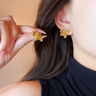 轻奢闪钻小飞马耳钉女2026新款爆款高级感耳环巨好看的新年耳饰品