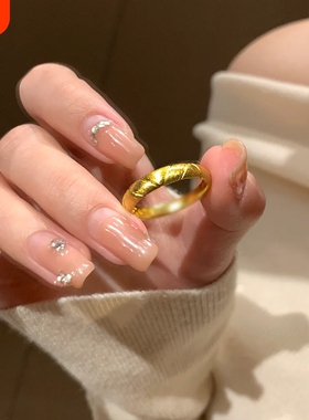 古法金色拉丝菱格素圈戒指女中古精致通勤高级感金芒溢彩绸缎指环