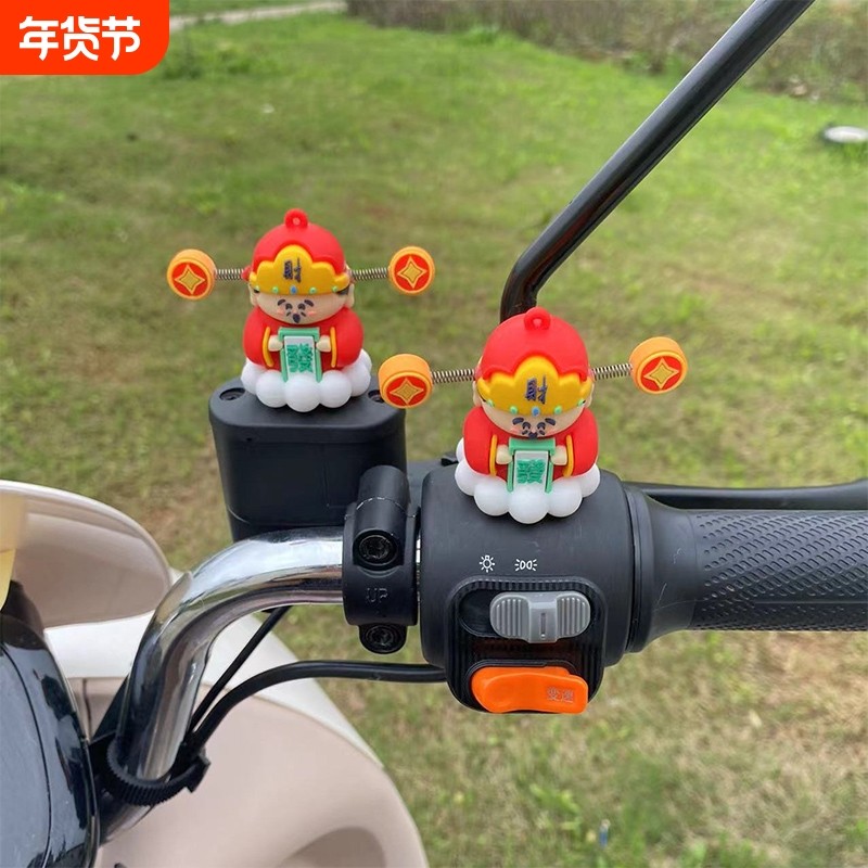 财神爷个性头盔汽车车载摆件电动车摩托车自行车装饰品小财神创意,汽车用品/电子/清洗/改装,摆件,淘宝优惠券,粉丝福利购,淘宝优惠卷