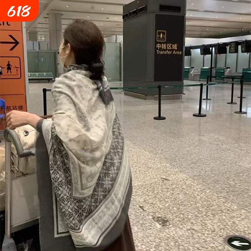 2026新款复古民族风灰色方巾披肩外搭女云南旅游薄款空调房围巾
