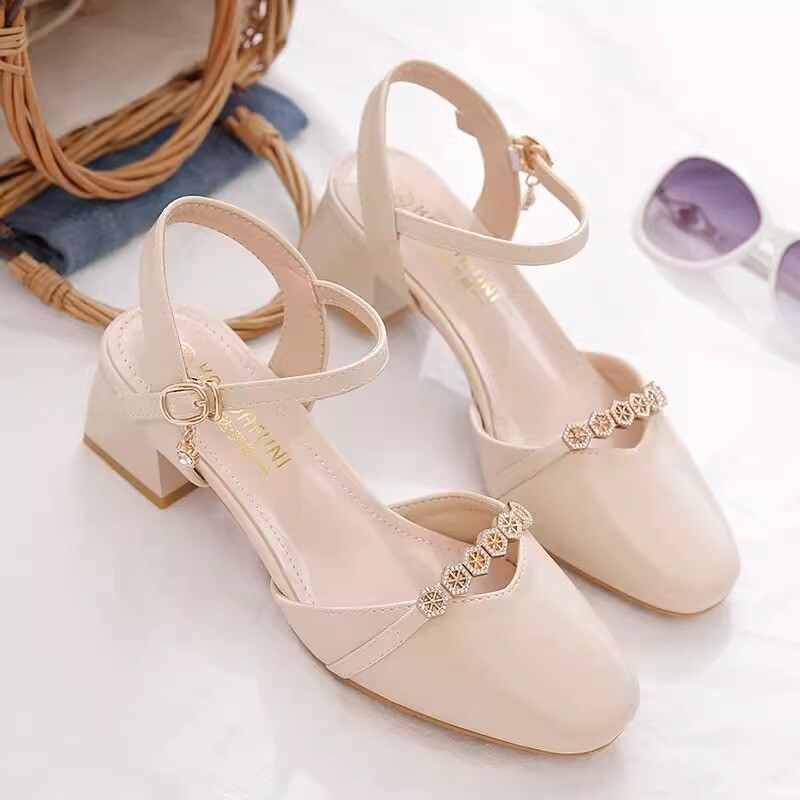 2026春夏新款粗跟包头凉鞋女中跟气质百搭配裙子单鞋白色扣带优雅