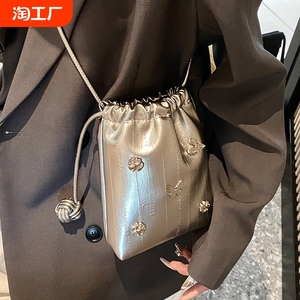 天彩翼飞包包女夏天2024新款时尚设计斜挎包褶皱水桶包女士手机包