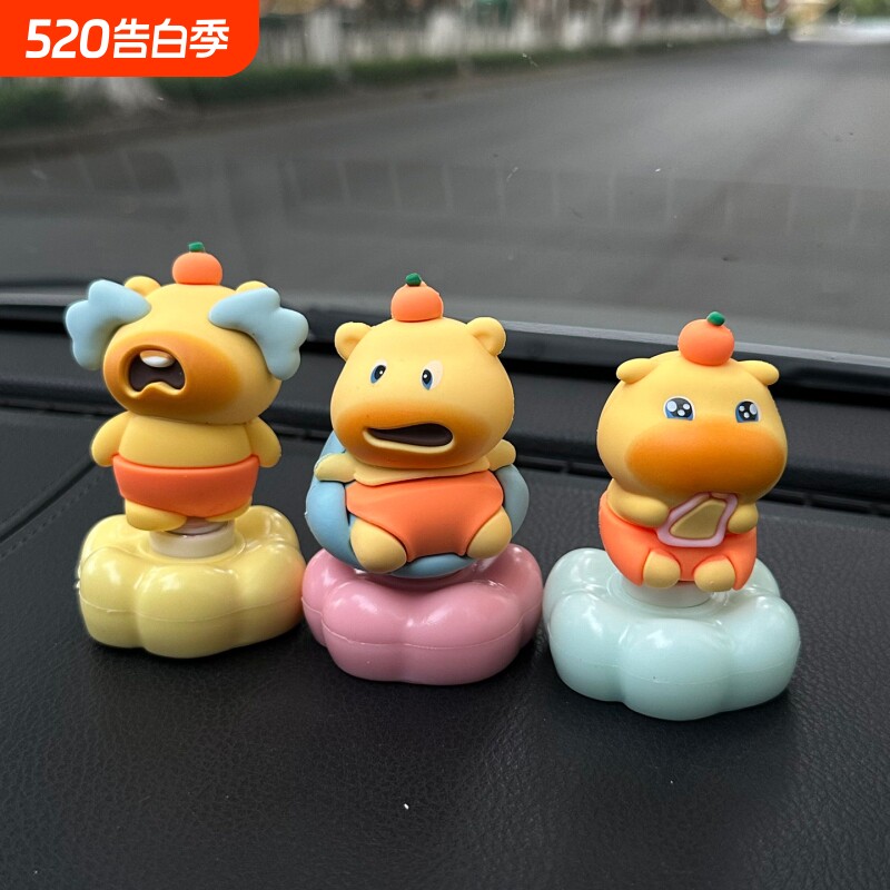 卡通水豚噜噜车内饰品旋转汽车摆件可爱网红车载仪表台中控装饰