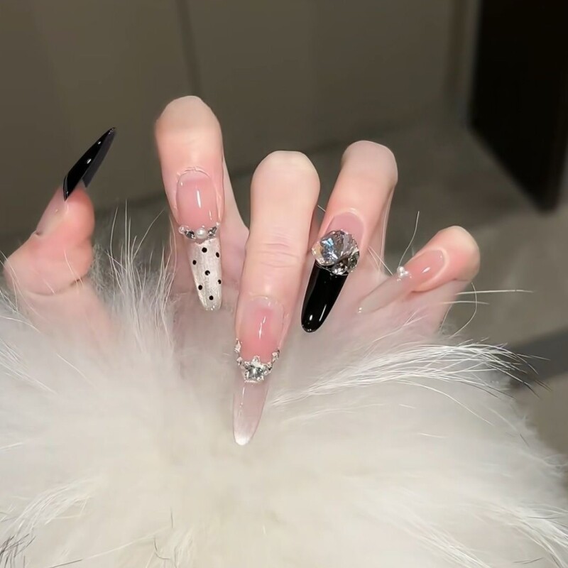 黑金细狗长尖穿戴甲美甲黑色爆闪猫眼手工甲黑皮碎钻适合固态扁平