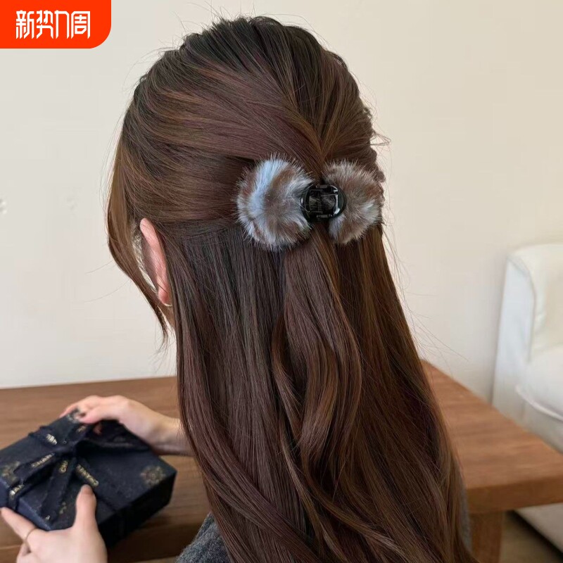 秋冬可爱毛球抓夹女高级感2025新款后脑勺小号发夹半扎鲨鱼夹头饰