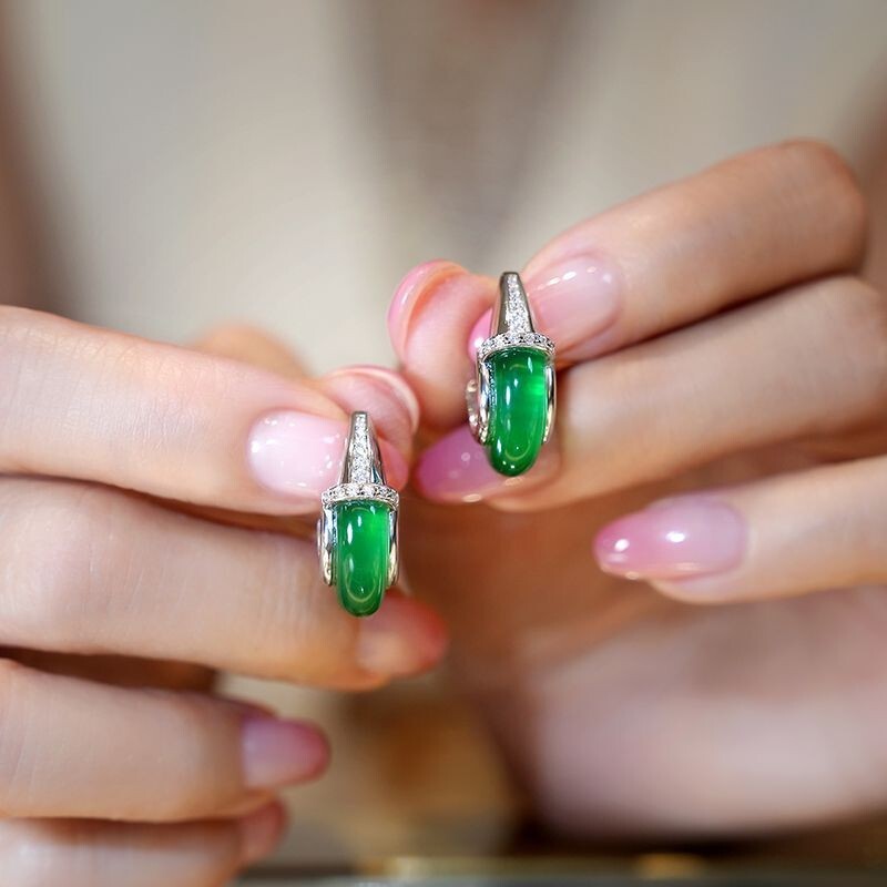 U形冰种阳绿仿翡翠耳坠女高端精致时尚复古银色镶嵌锆石设计耳饰