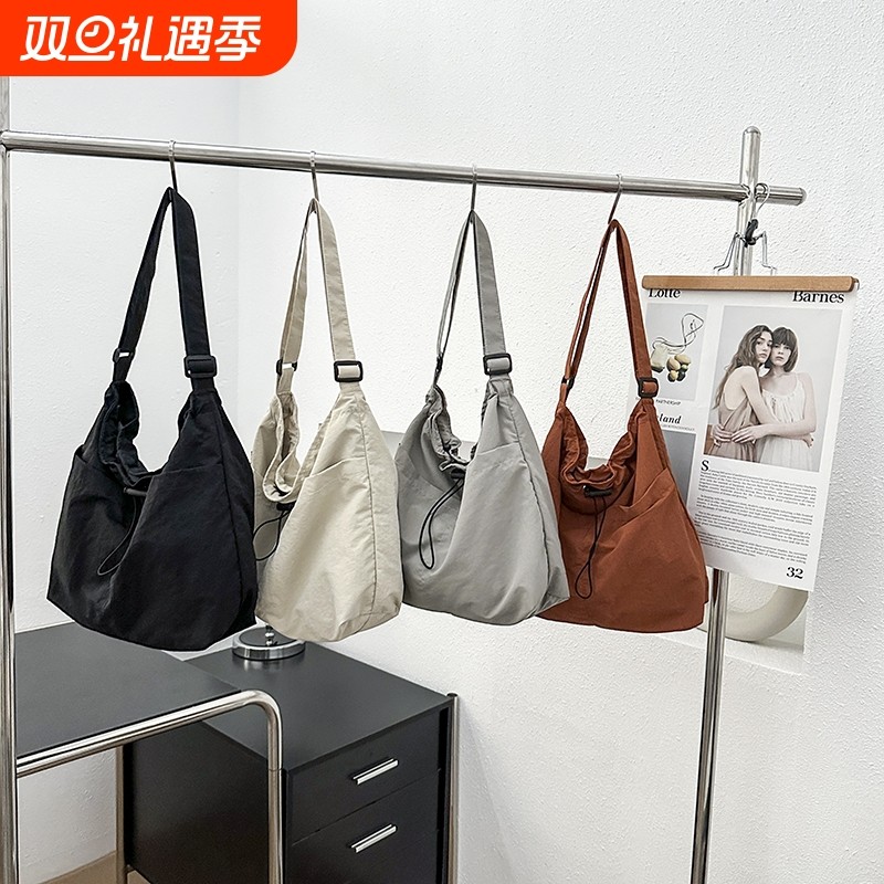 日系休闲斜挎包男款轻便通勤单肩包百搭背包邮差包女生大容量健身