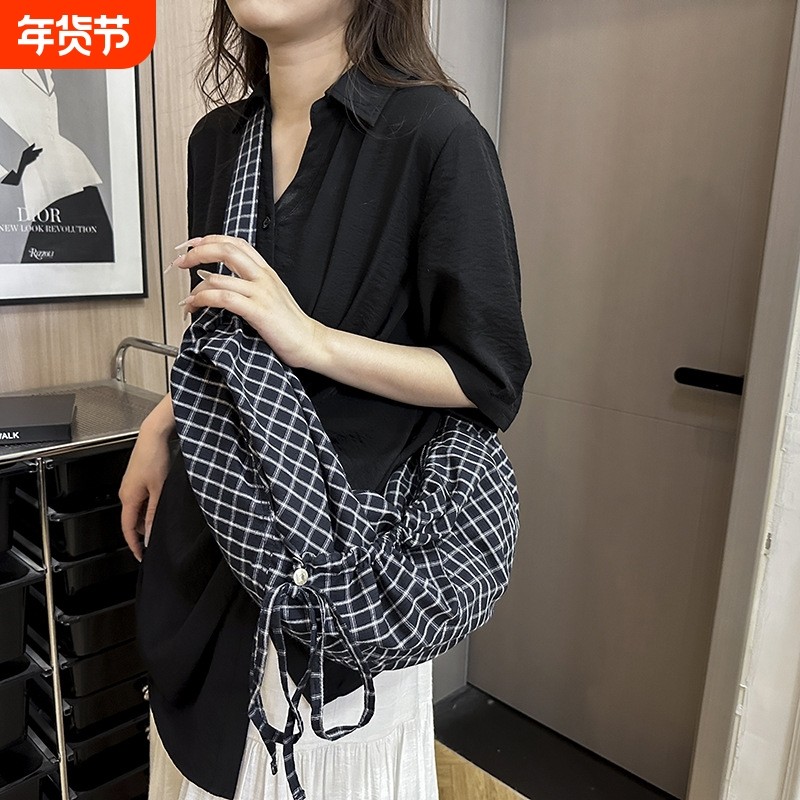 韩系慵懒风女包复古蓝色格子抽绳帆布包百搭通勤大容量斜挎饺子包