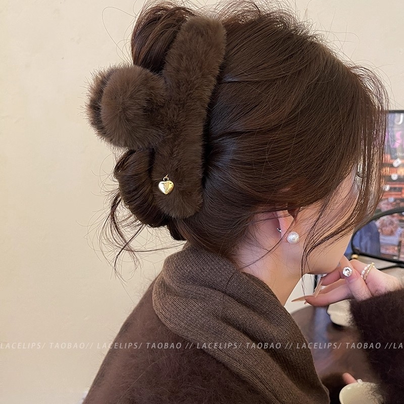 爱心毛绒头发抓夹女高级感2025新款大号鲨鱼夹发夹后脑勺夹子头饰