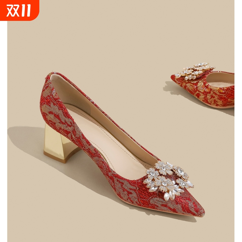 中式刺绣红色秀禾服婚鞋女敬酒礼服粗跟不累脚新娘鞋水钻订婚单鞋
