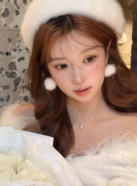 法式精致白色毛球耳钉耳夹女新款轻奢高级感耳环超仙绝美秋冬耳饰