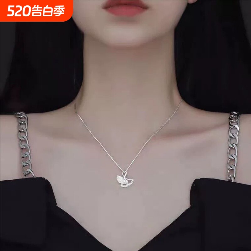 送女友银杏叶项链女小众设计高级感锁骨链2026年新款潮耳饰品钛钢