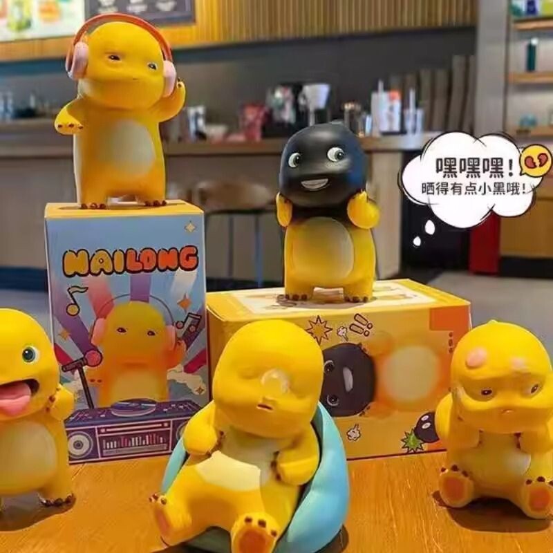 奶龙摆烂日常潮玩盲盒桌面摆件可爱卡通公仔办公室家居装饰品图片
