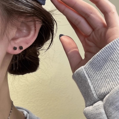 黑色几何方块耳线2025新款爆款耳钉养耳洞气质个性高级感耳坠耳饰