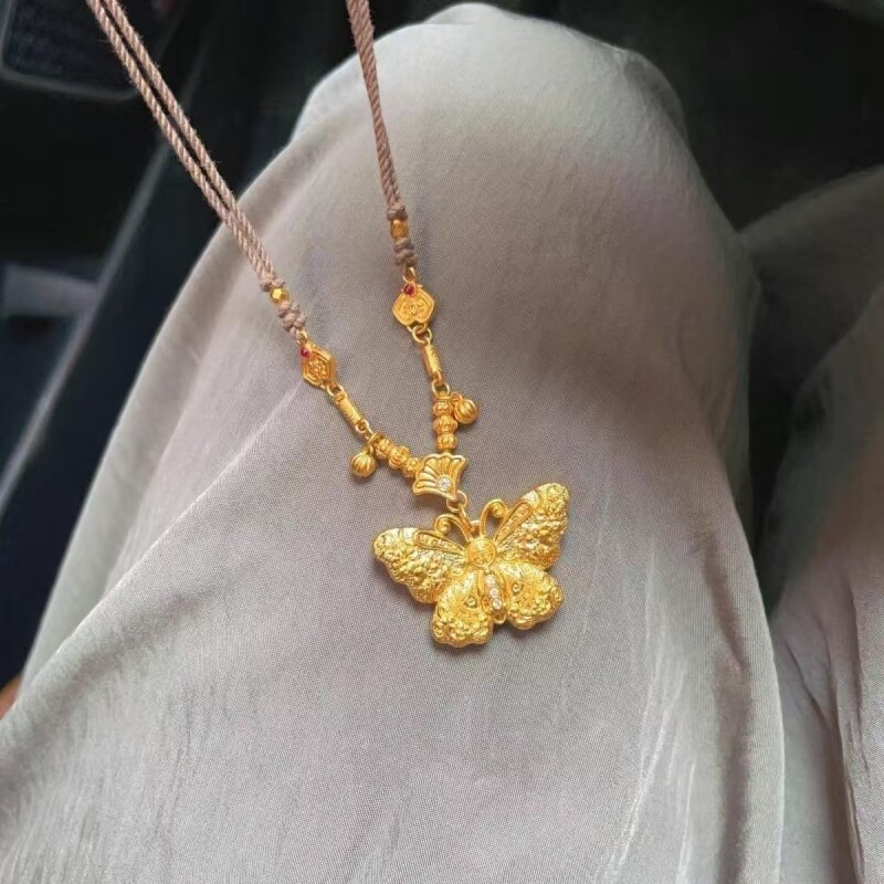 新款国风精致蝴蝶吊坠金色福蝶迭项链精致复古中式百搭编绳毛衣