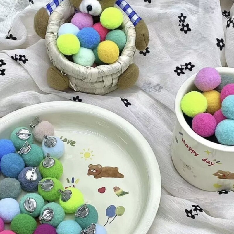 热门小饰品配件小毛球纱帘色毛球卡通别针款彩色装饰百搭改造别针