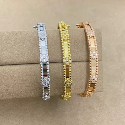 新款四叶草万花筒手镯女V金镀18k玫瑰金白金窄版水钻叠戴手环轻奢