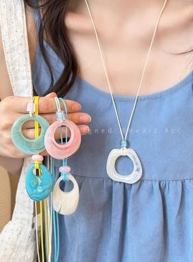 米色晕染镂空梯形项链女2026新款长款设计高级感毛衣链百搭配饰品