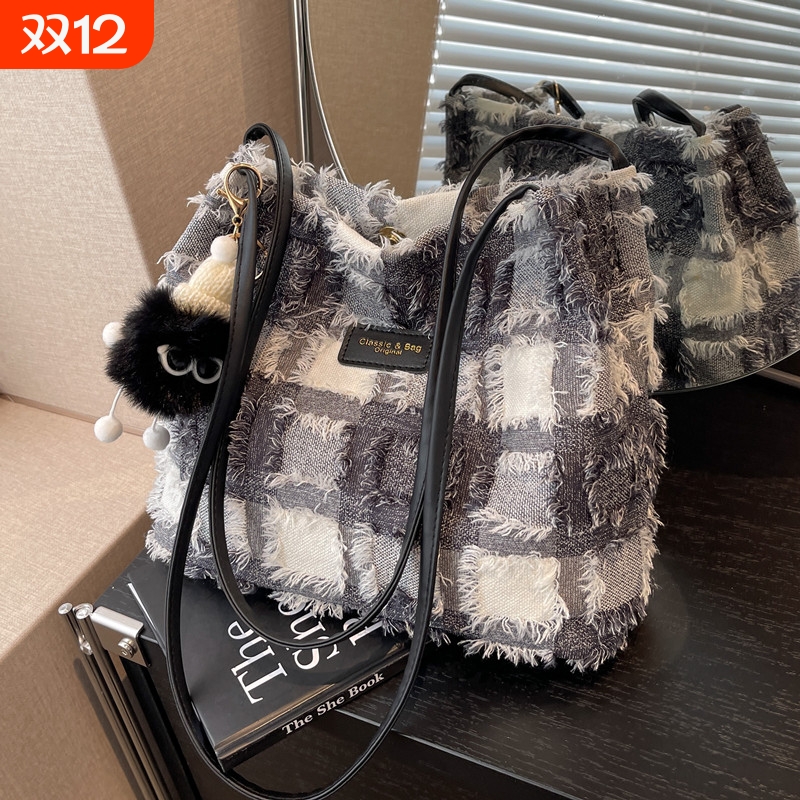 高级感毛呢大容量包包女2025新款潮时尚单肩水桶包百搭通勤托特包