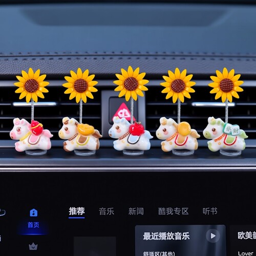 萌钻2026新款车载马上有钱小摆件发财暴富小马汽车内中控台装饰品