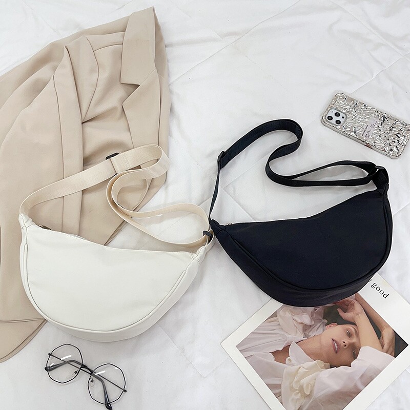 尼龙斜挎包轻便小挎包腋下包单肩包包女2023新款潮饺子包红色休闲