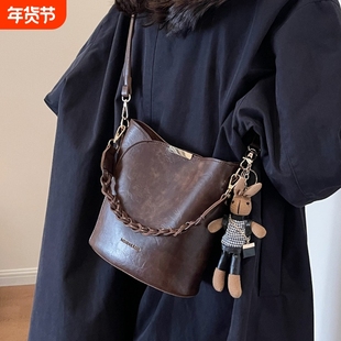 伊布古奇水桶包女2025新款秋冬时尚百搭斜挎包通勤手拎包大气手提