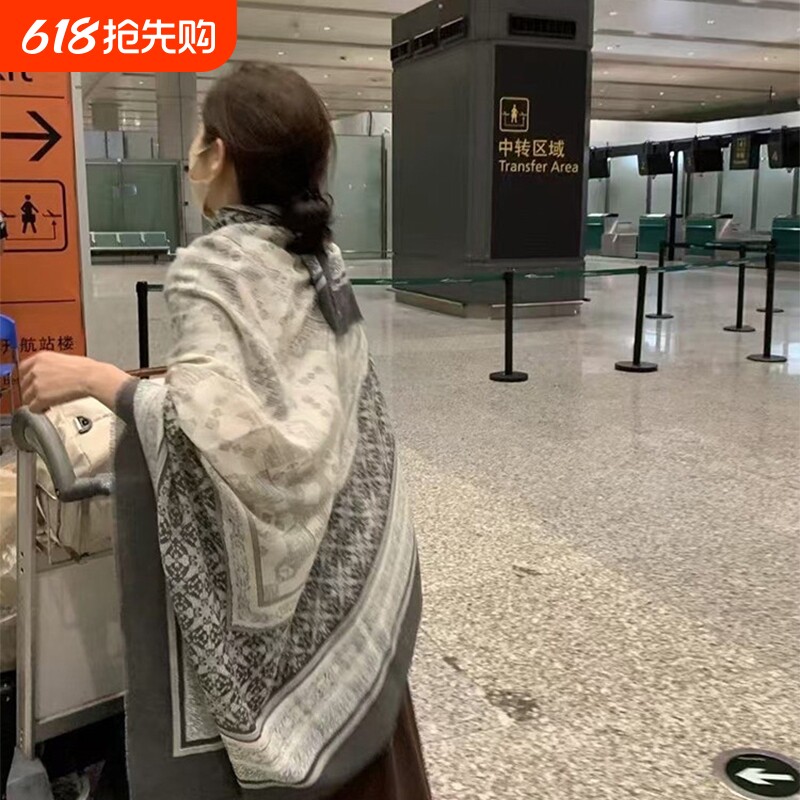 2026新款复古民族风灰色方巾披肩外搭女云南旅游薄款空调房围巾