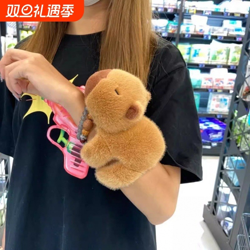 儿童小挂件卡皮巴拉啪啪圈水豚玩偶手环女孩娃娃公仔毛绒玩具背包