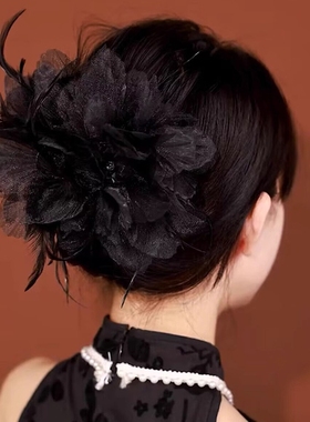 黑色羽毛抓夹发夹新款女2024头花发高级感夹子鲨鱼夹花朵量多