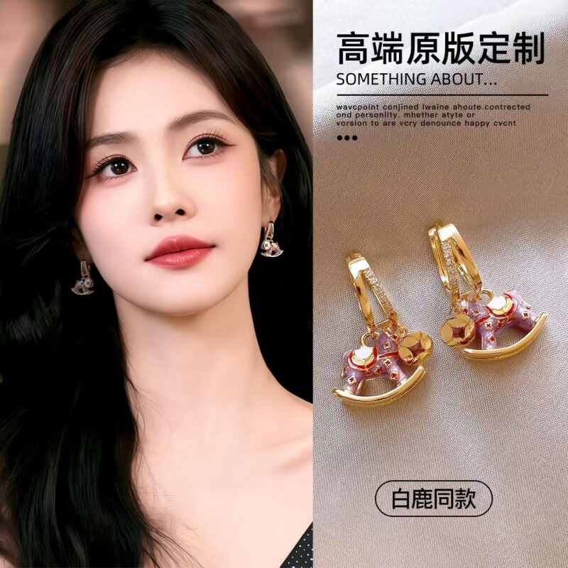 本命年紫色小马钱币耳环女2026新款爆款高级感耳钉适合冬天的耳饰