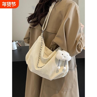 流行的包包女式2025新款大容量斜挎包通勤饺子包蓝色银色粉色黑色