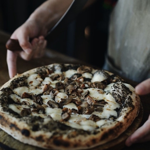 黑松露菌菇披萨意大利那不勒斯窑炉手拍拿坡里薄底烘焙半成品手工