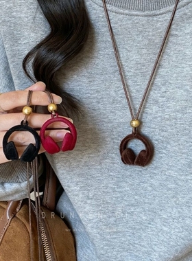 嘻哈风 红色植绒耳机吊坠项链女秋冬复古2025新款长款毛衣链配饰