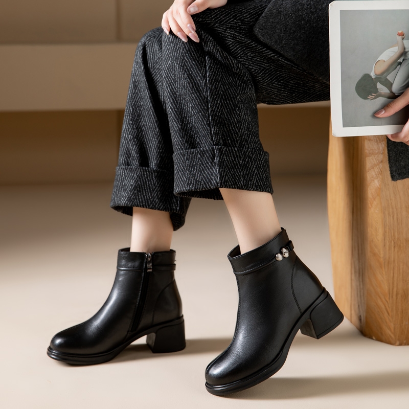 他她女孩真皮短靴女2025新款秋冬皮鞋加绒中年靴子不累脚软底中跟