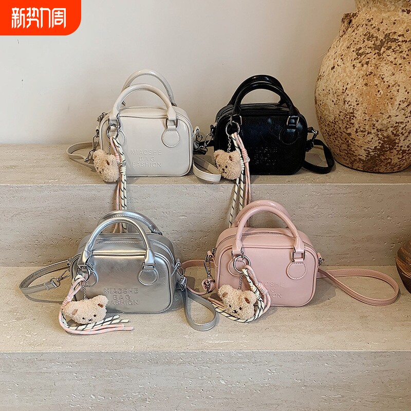 高级感复古外出小拎包包女式2025年春季潮流行爆款单肩斜挎小方包