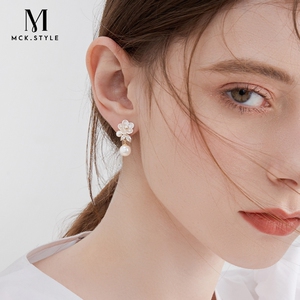 mck花朵仿珍珠耳环女2024新款爆款森系甜美耳饰高级感气质耳钉