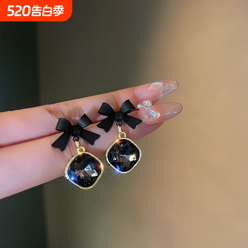 925银针抖音同款气质黑色蝴蝶结耳环女简约百搭方形水晶吊坠耳钉