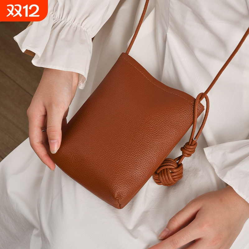 跨境超火斜挎小包包女生2025新款高级感迷你散步质感小众手机包
