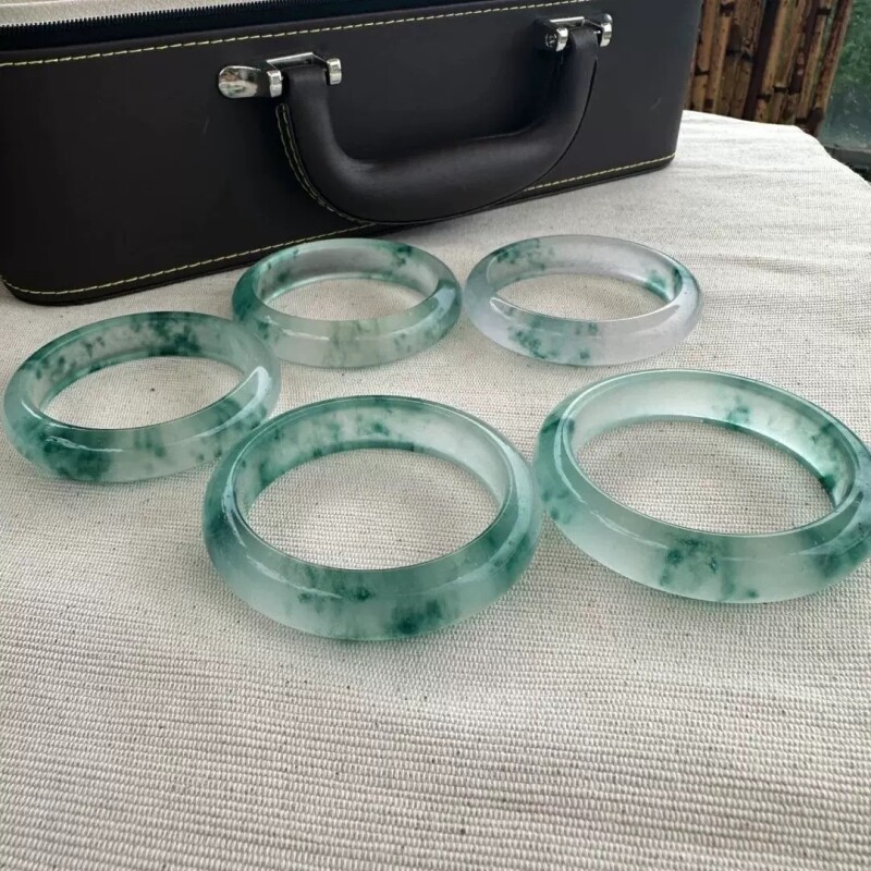 缅甸老坑平替翡翠手镯石英岩独龙玉高冰玻璃种满阳绿飘花圆条仿石