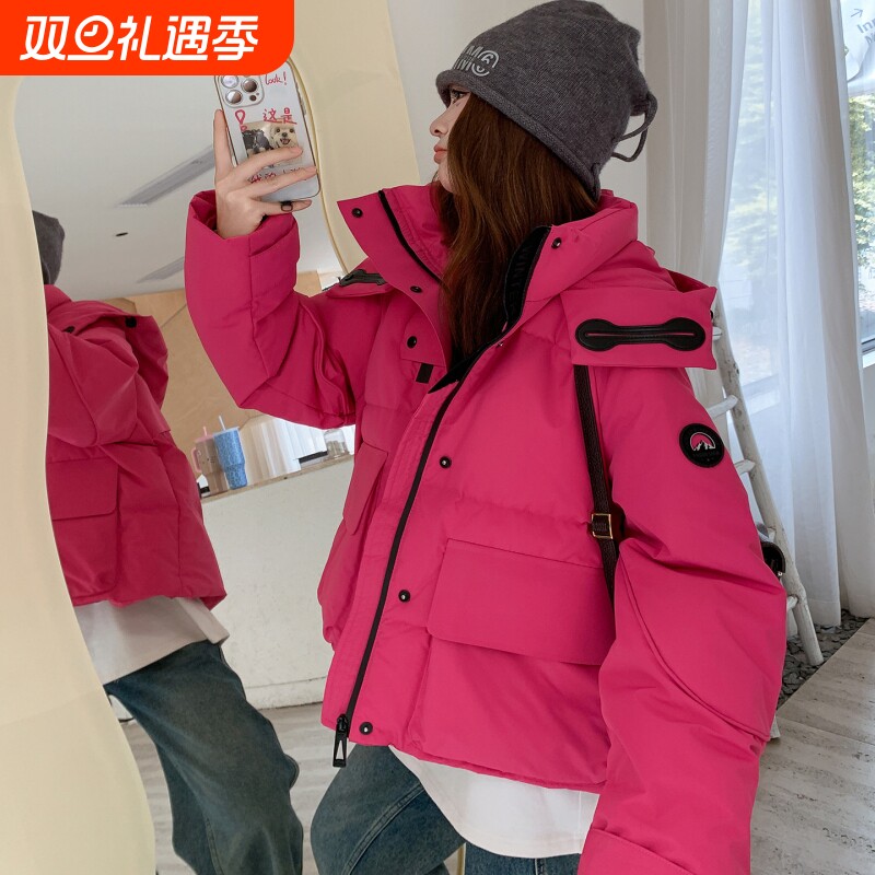户外今年流行爆款高级感工装风玫红色连帽短款羽绒服女冬季小个子