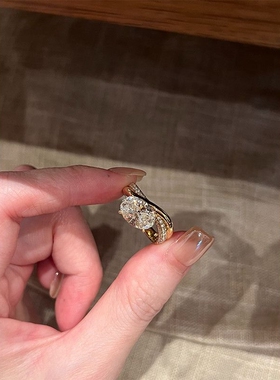 老钱风满钻交叉戒指轻奢金色小排钻鸽子蛋仿真钻结婚订婚指环