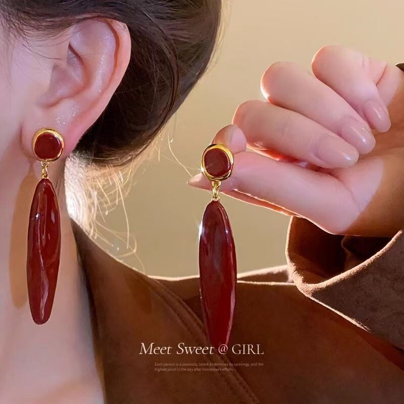 长款耳坠女轻奢高级感耳环2026新款爆款港风夸张耳饰女水滴红色